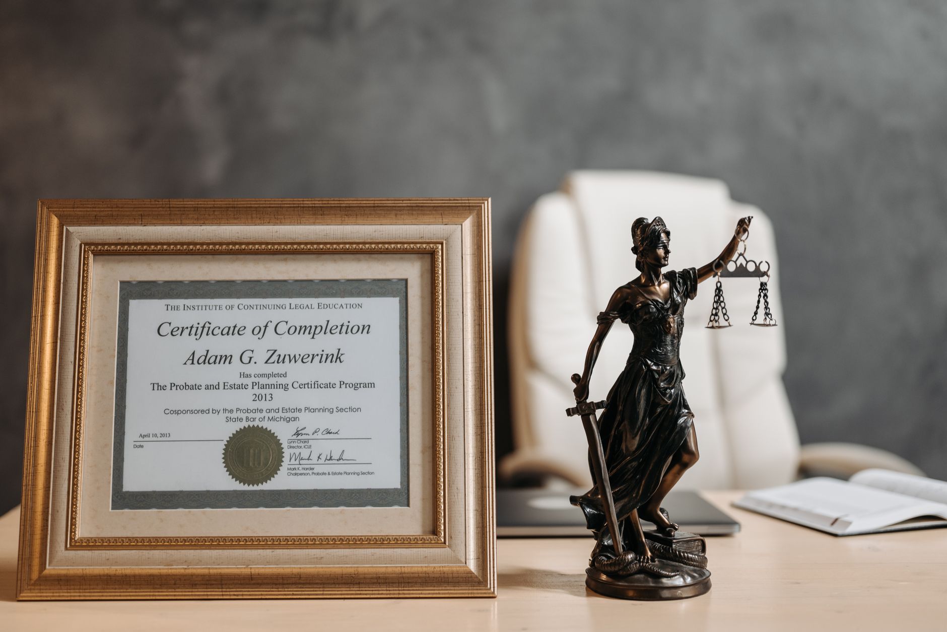 Cómo montar un despacho de abogados en España: guía 2026