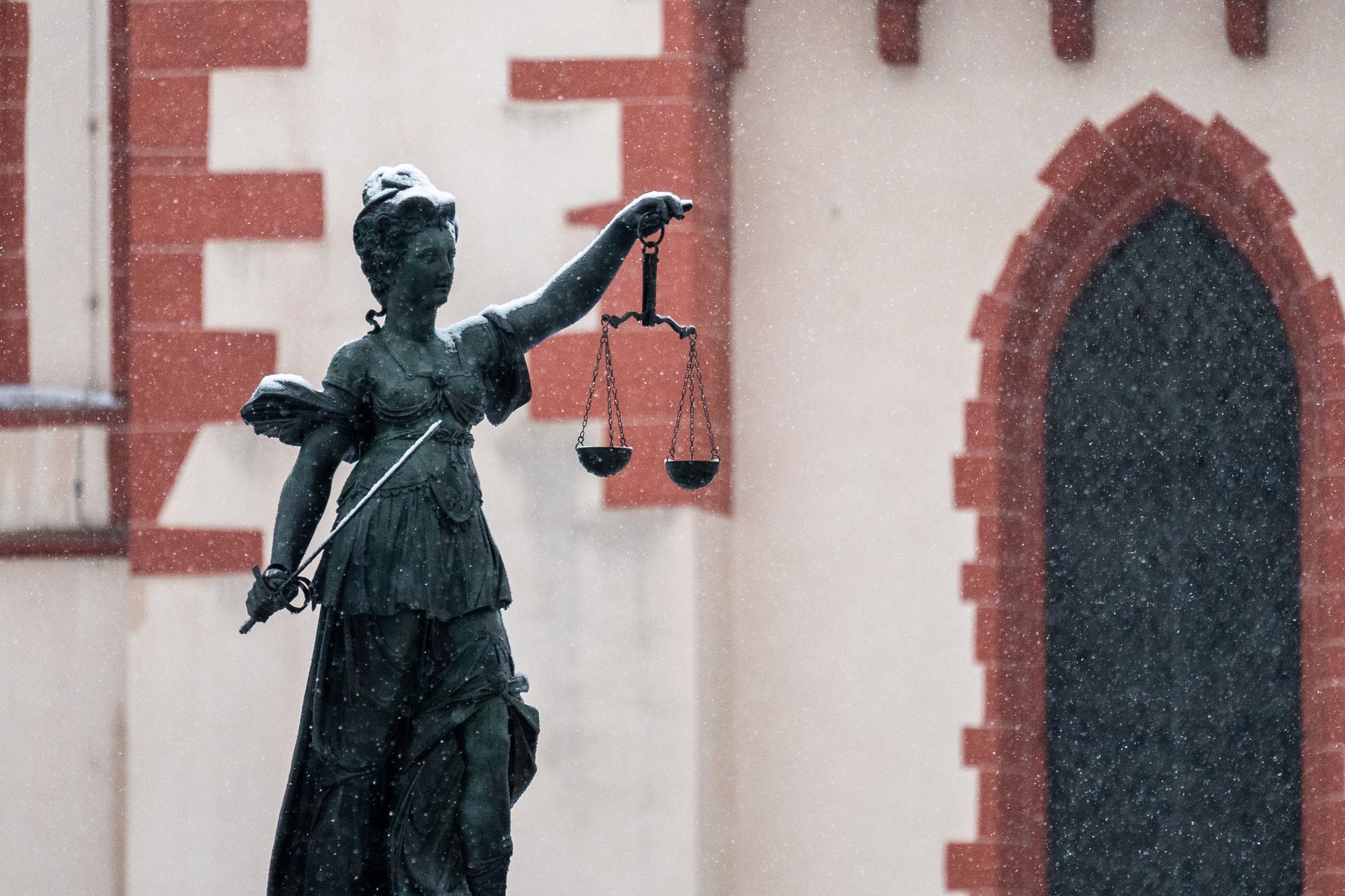 Derecho mercantil: contratos y responsabilidad civil empresarial